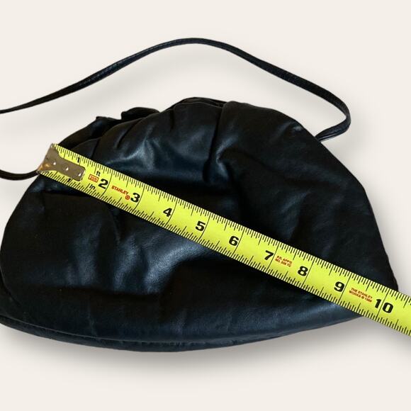 80's Black clamshell Clutch, quality leather with shoulder strap - Picture 6 of 8